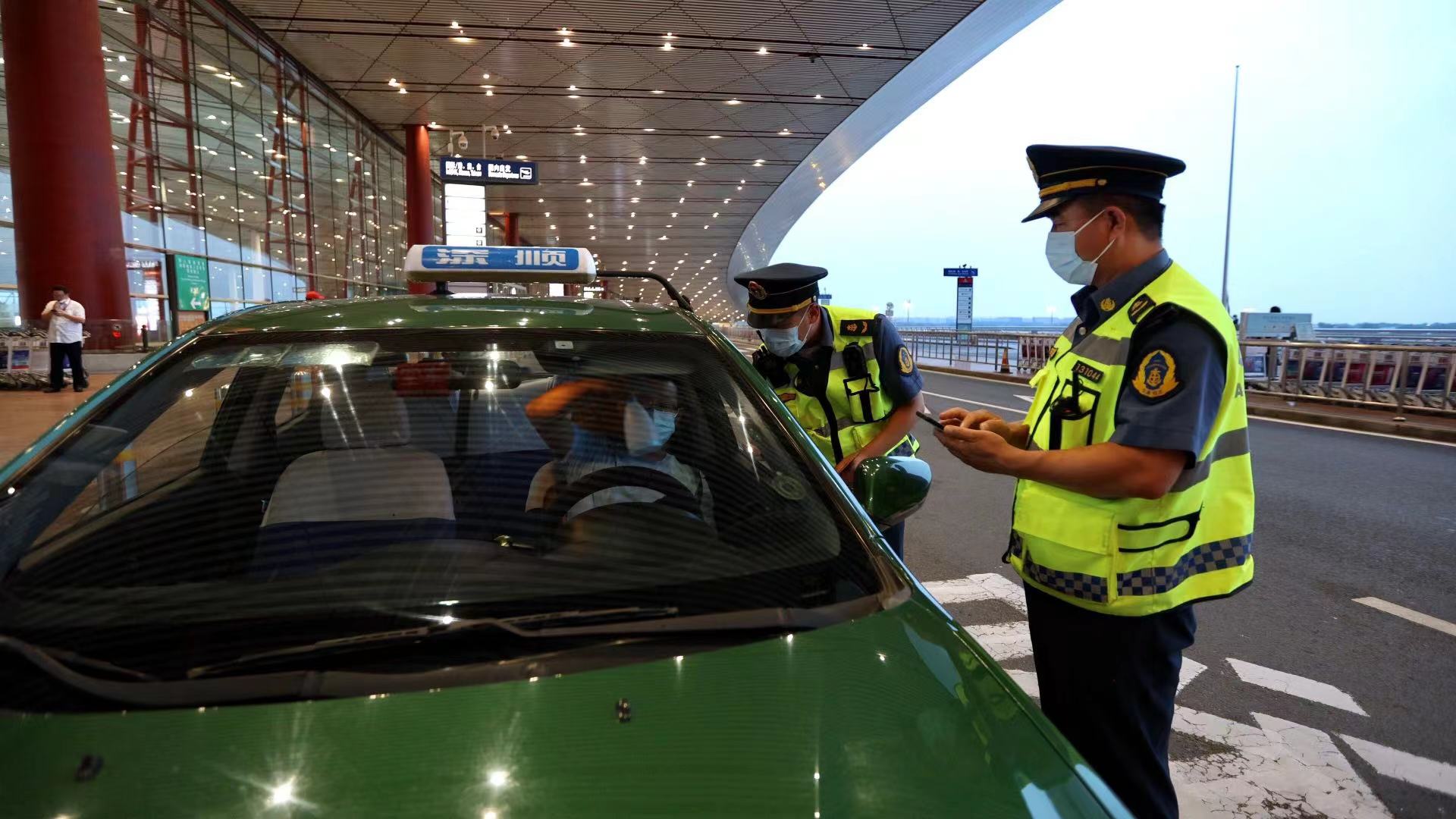 市交通运输执法总队在首都机场检查出租汽车防疫情况.jpg