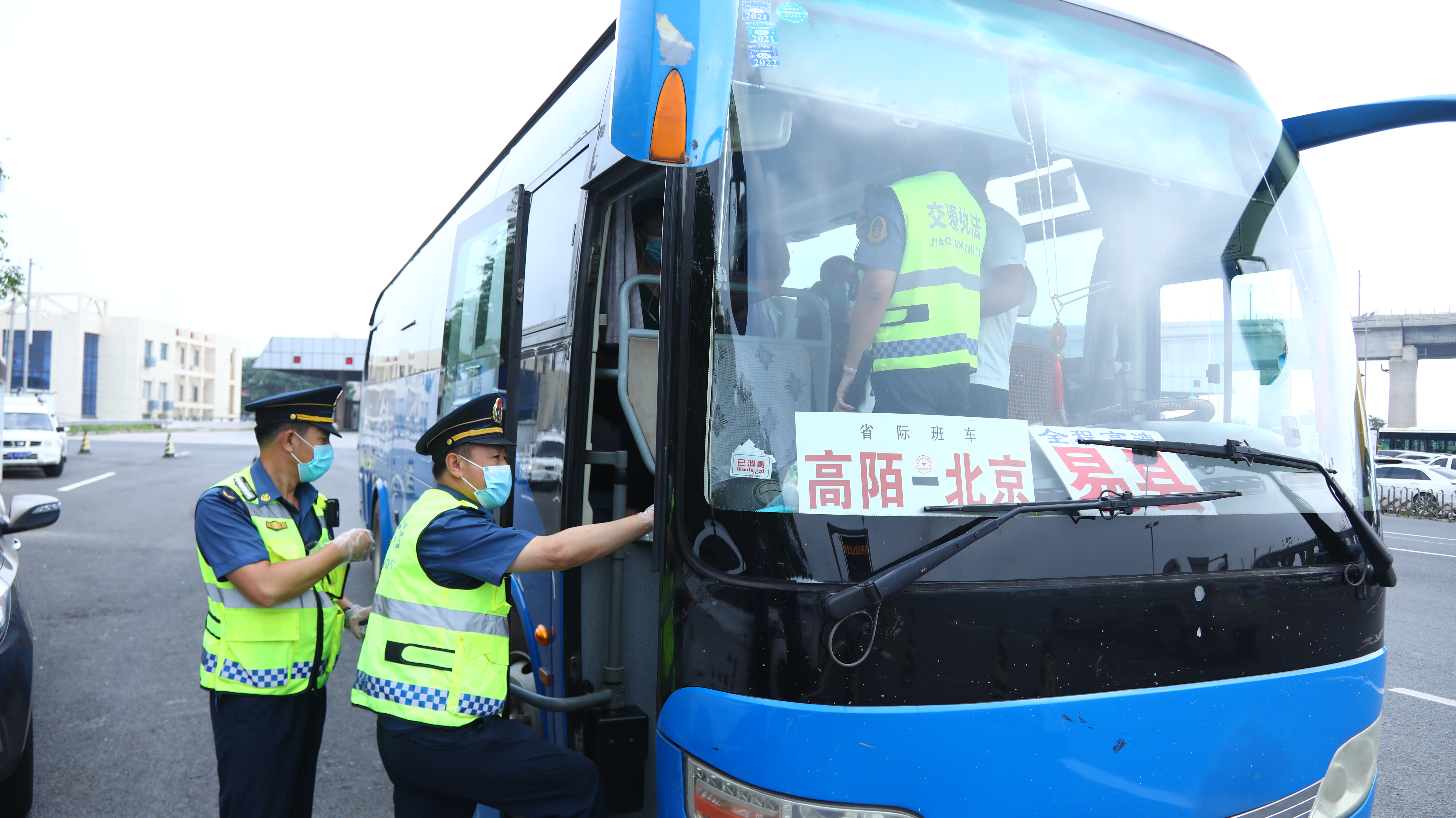 市交通运输执法总队执法人员检查省际客运车辆.JPG