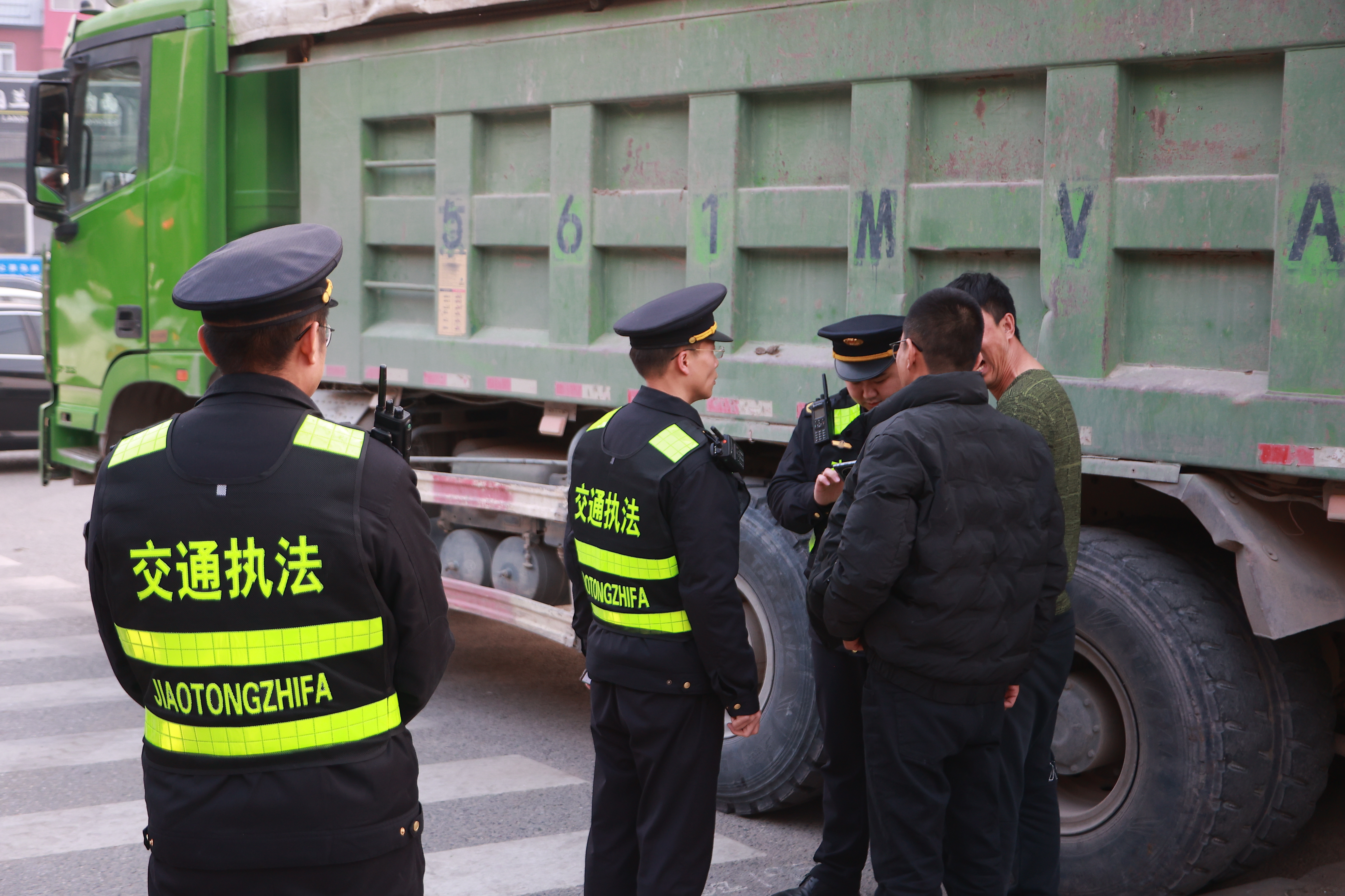 市交通运输执法总队开展建筑垃圾运输执法检查。.jpg