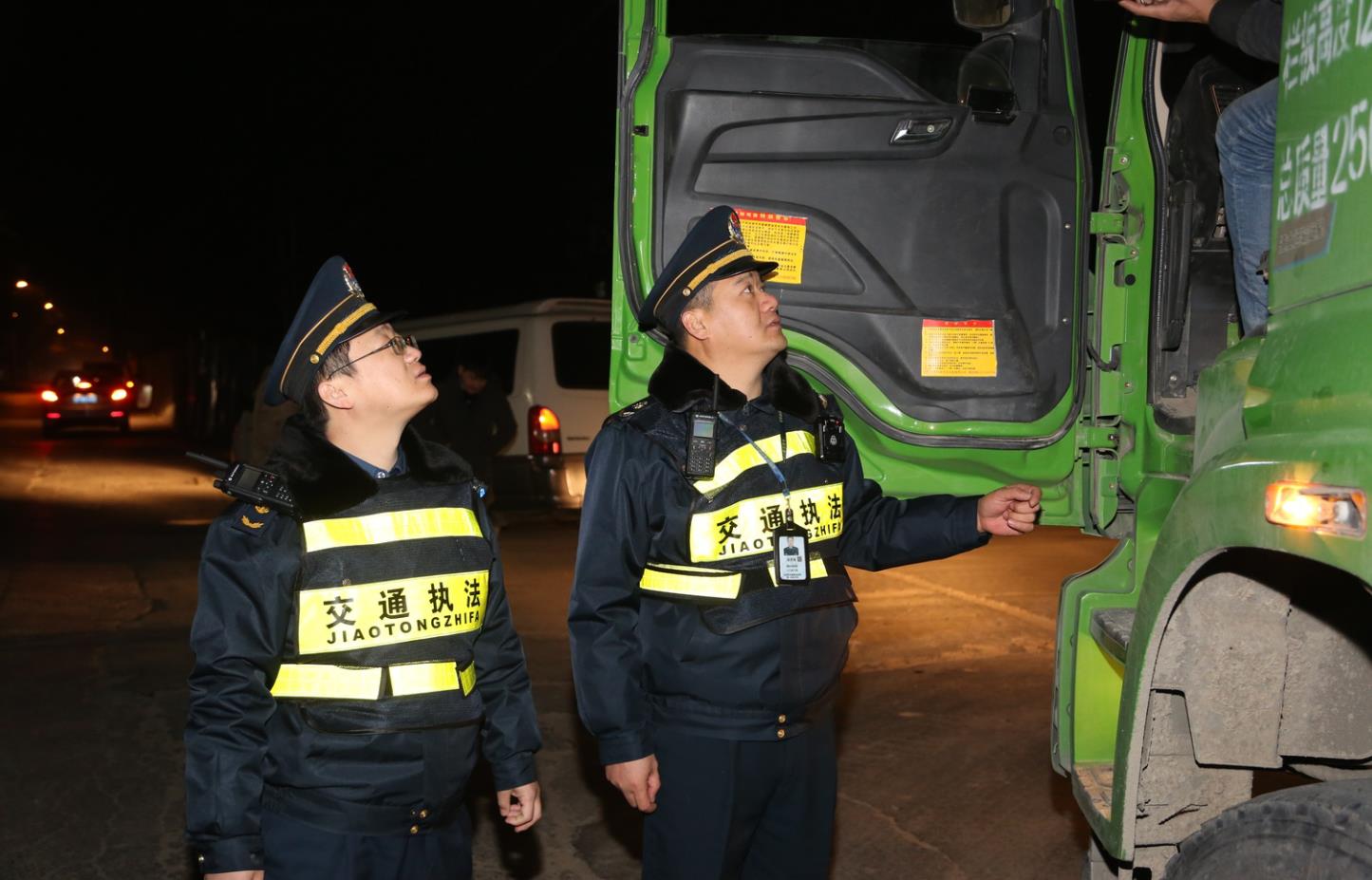执法人员检查渣土运输车辆