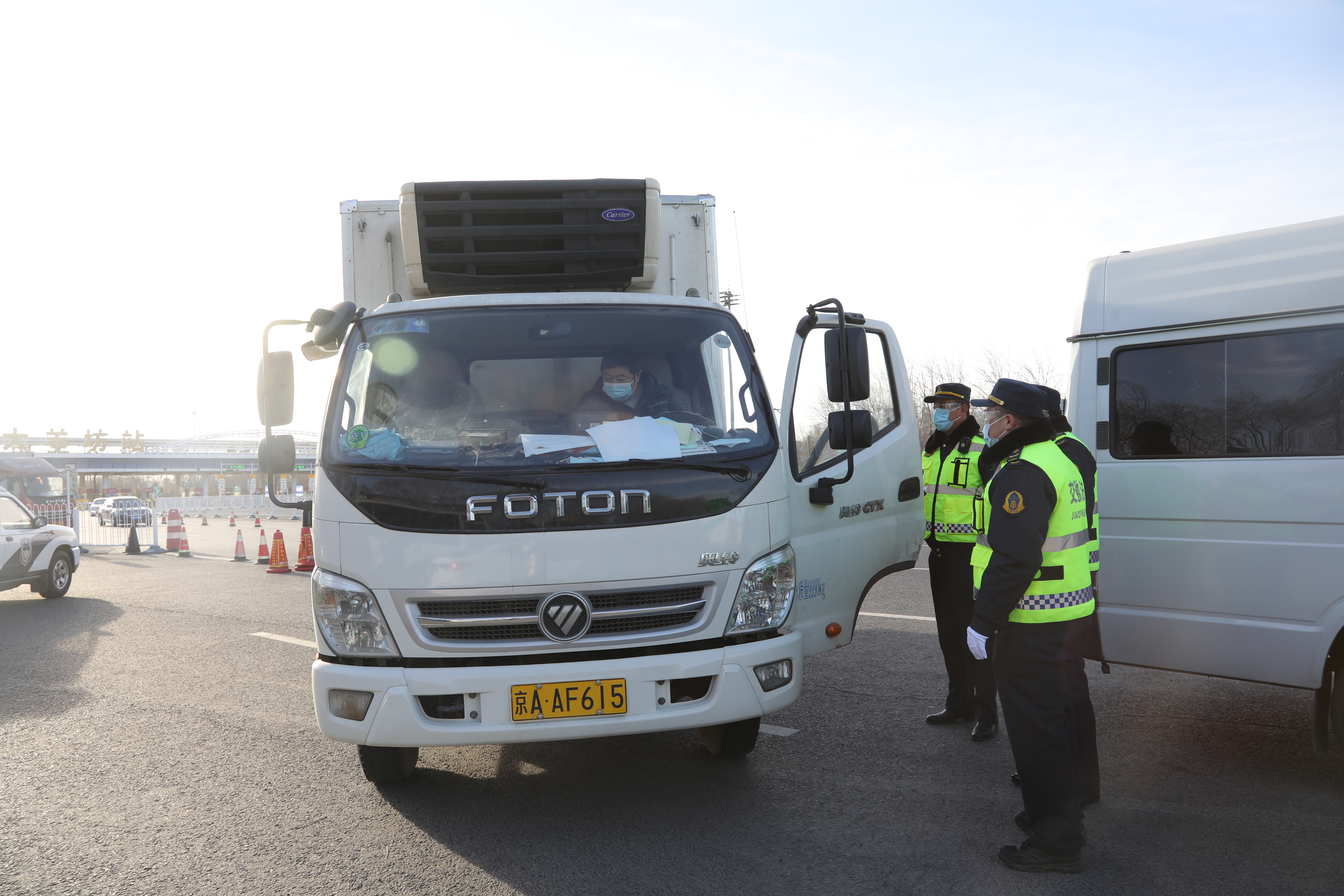 市交通运输执法总队检查冷链运输车辆