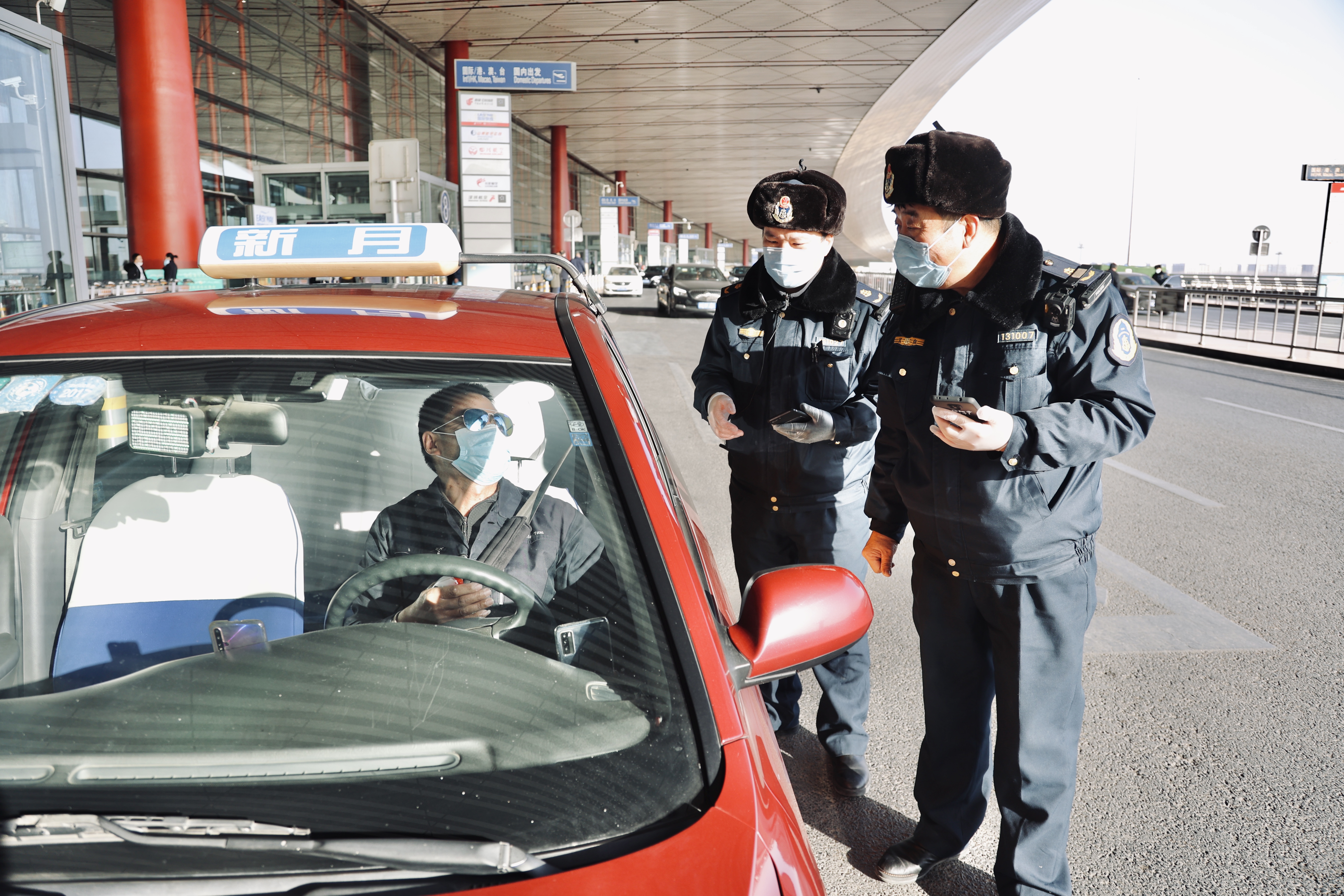 市交通运输执法总队在首都机场检查出租汽车防疫措施.jpg