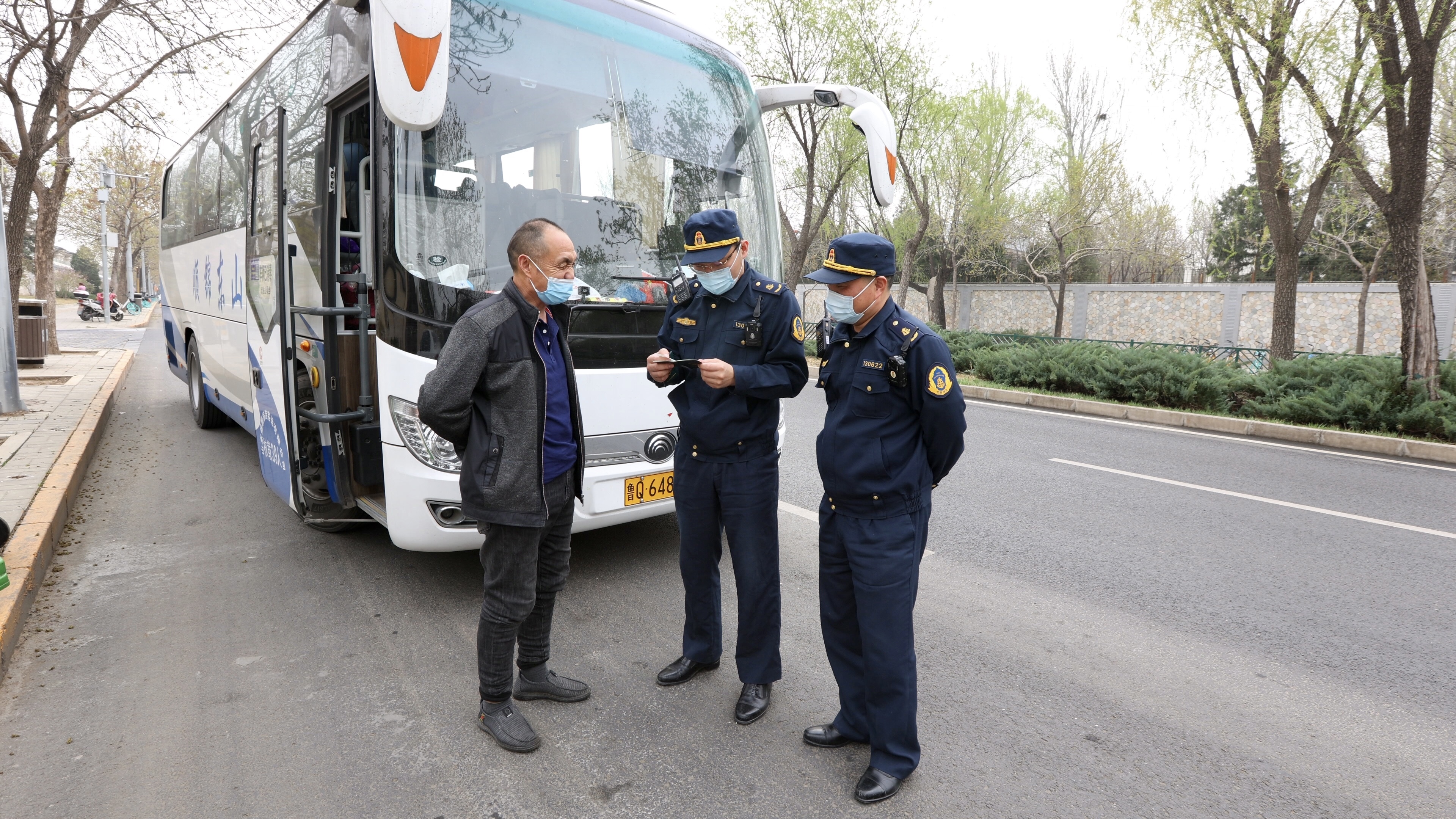 市交通运输执法总队清明假期检查颐和园周边旅游客车