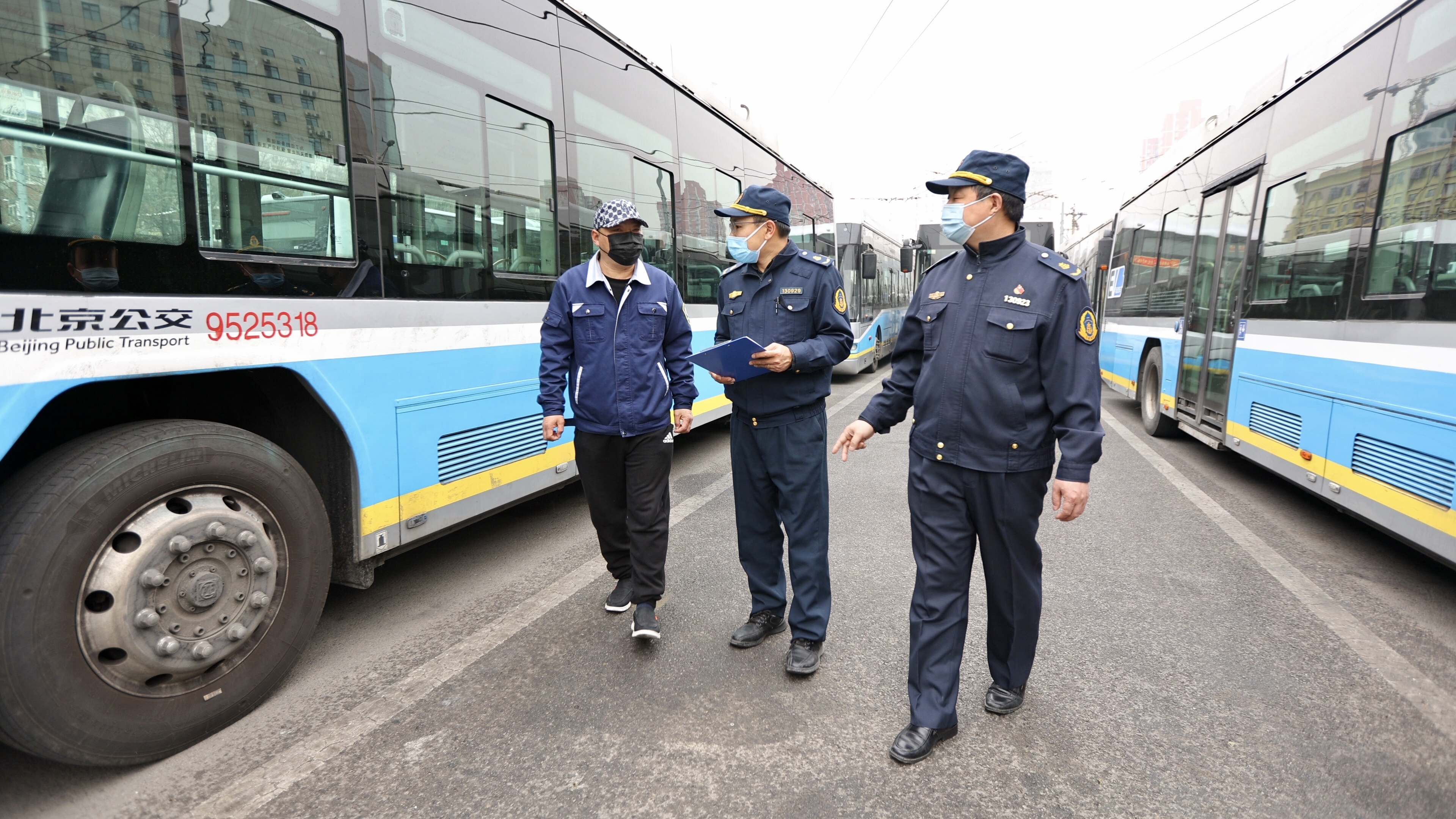 市交通运输执法总队检查六里桥东公交场站.jpg