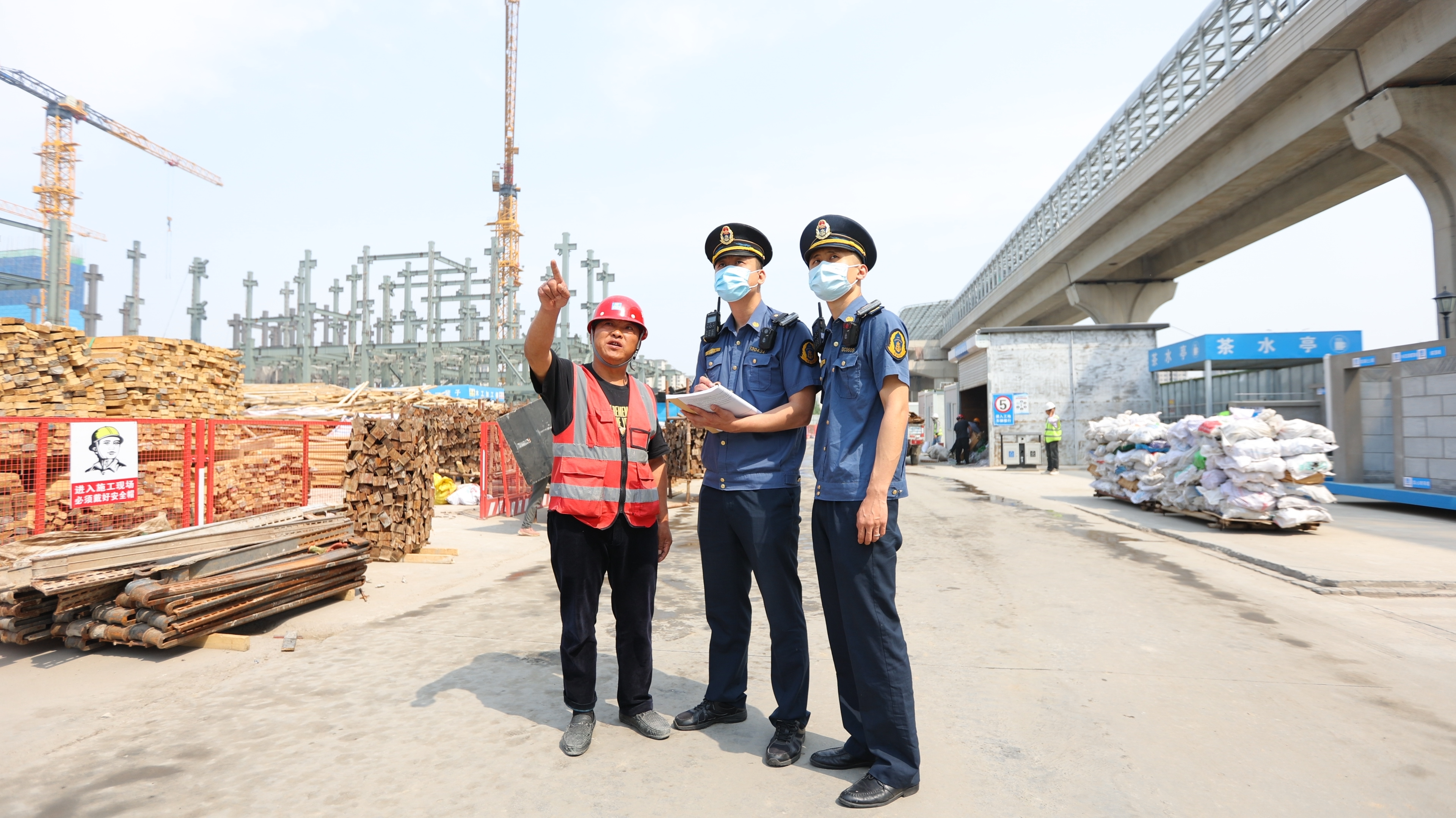市交通运输执法总队检查轨道保护区.JPG