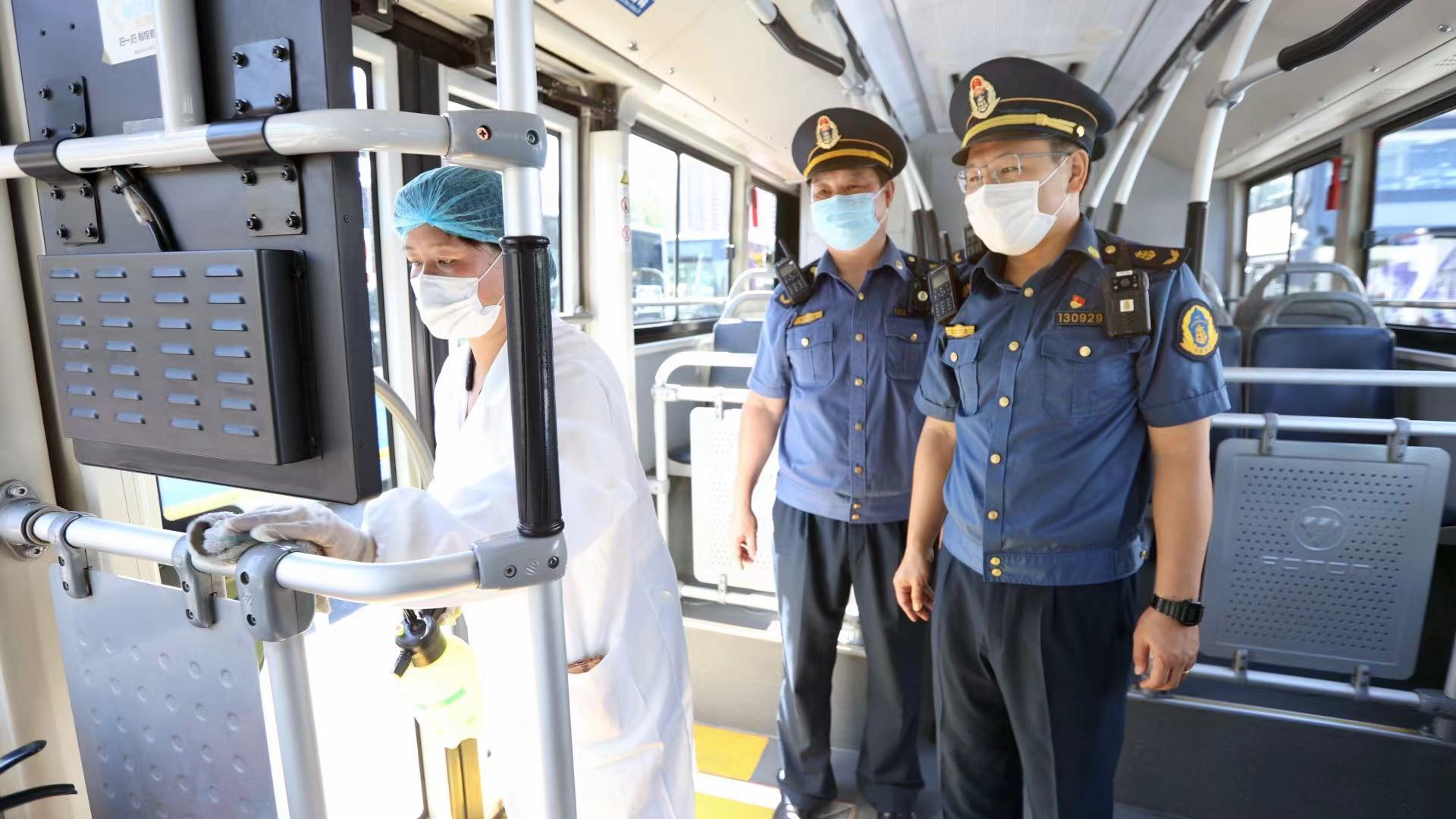 市交通运输执法总队加强地面公交防疫执法检查.jpg