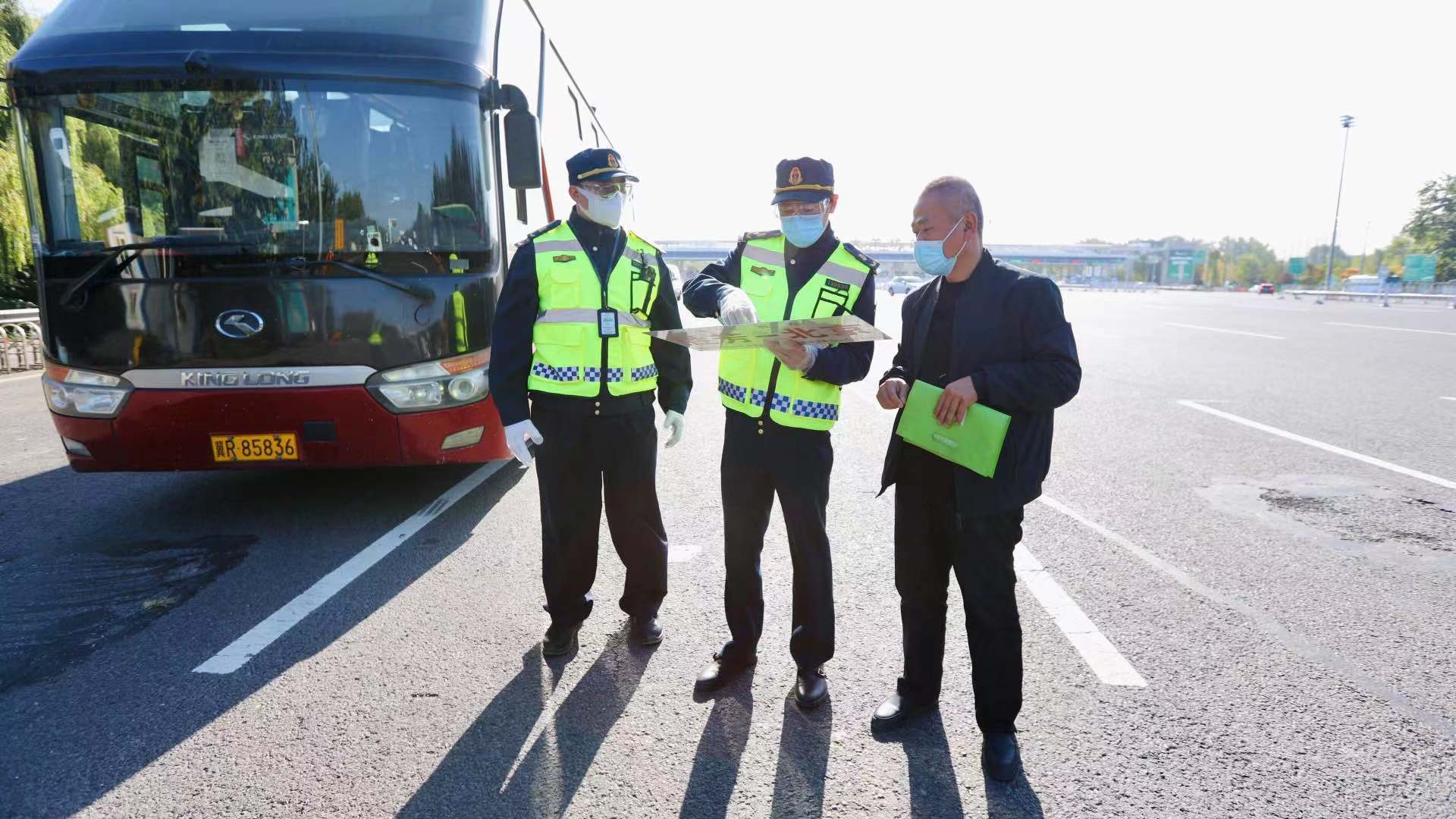 市交通运输执法总队检查跨省客运车辆.jpg