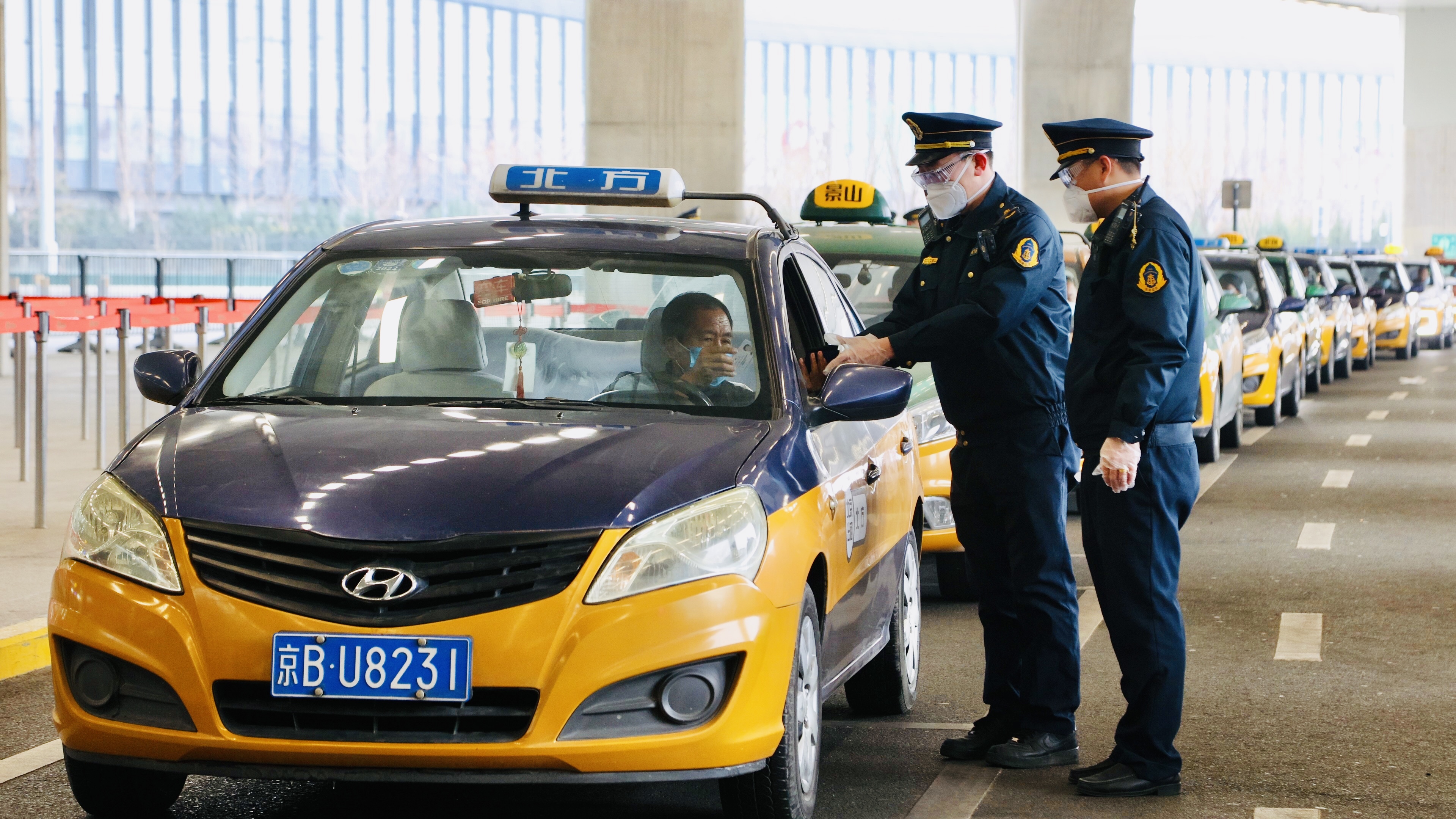 市交通运输执法总队检查大兴机场出租汽车.jpg