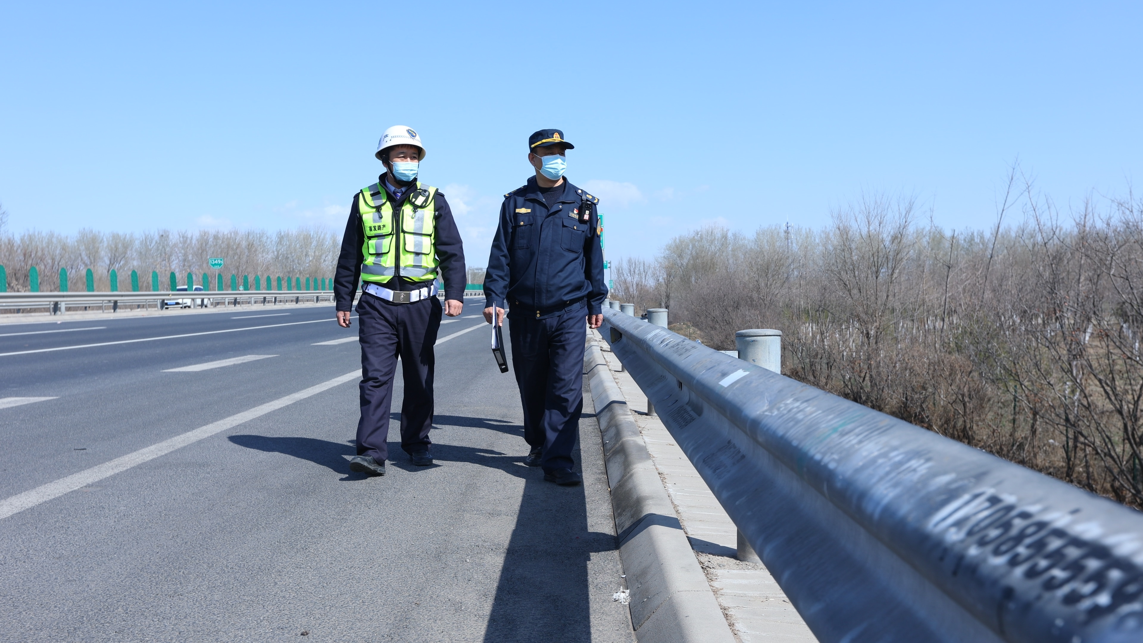 市交通运输执法总队巡视检查高速公路护栏护网.JPG