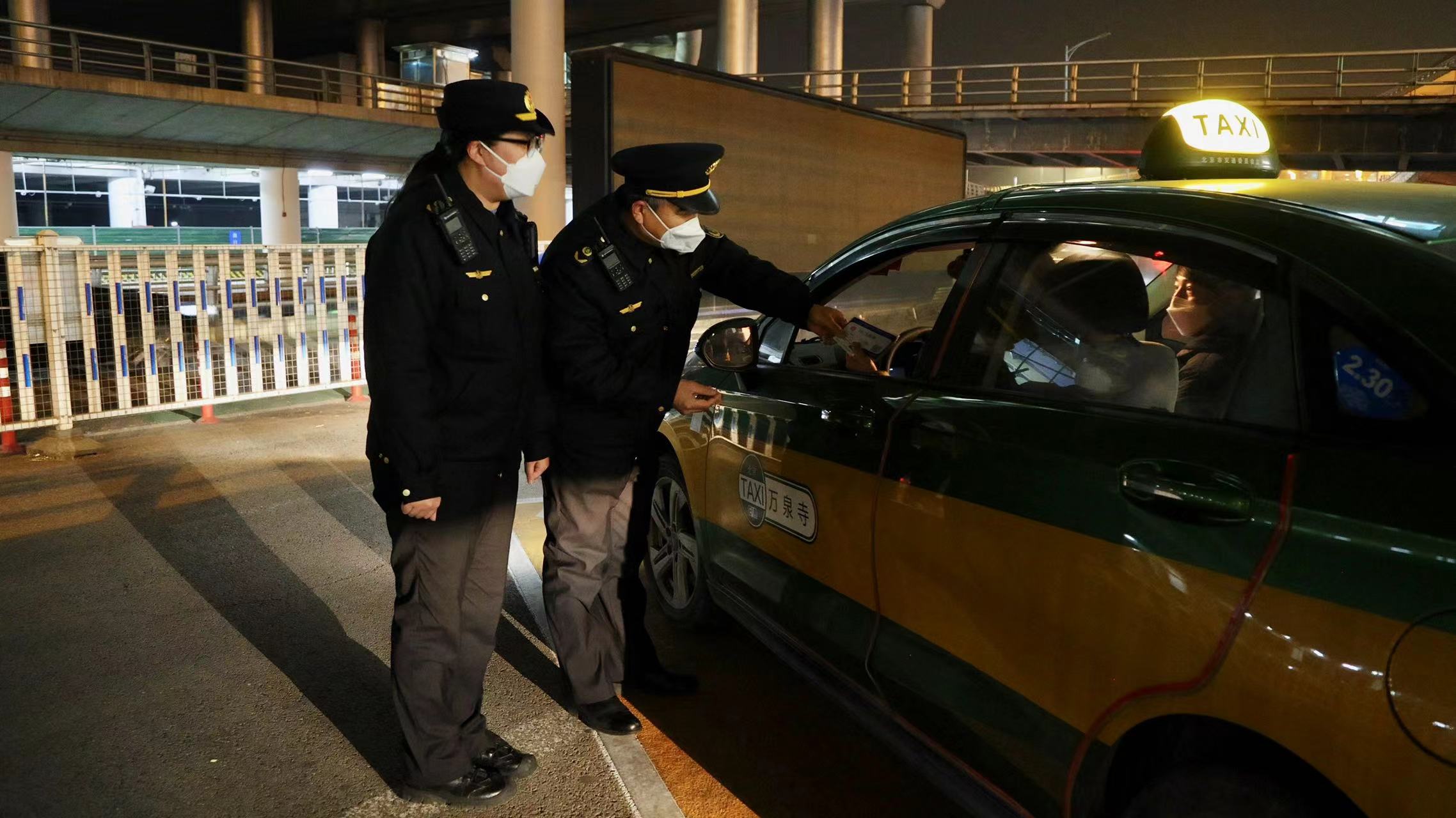 市交通运输执法总队加强首都机场出租汽车行业监管.jpg