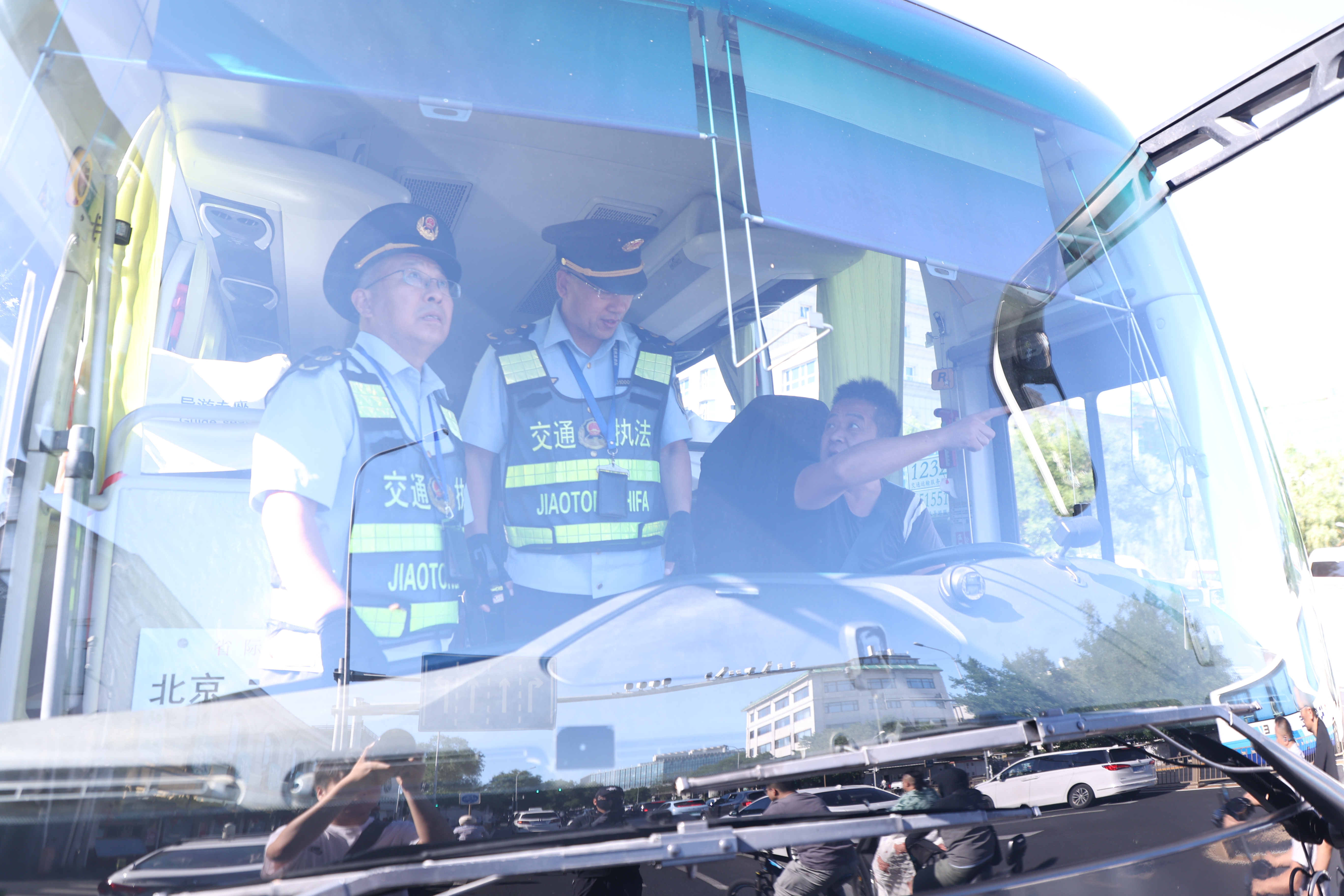 市交通运输执法总队在核心区检查旅游客运车辆.jpg