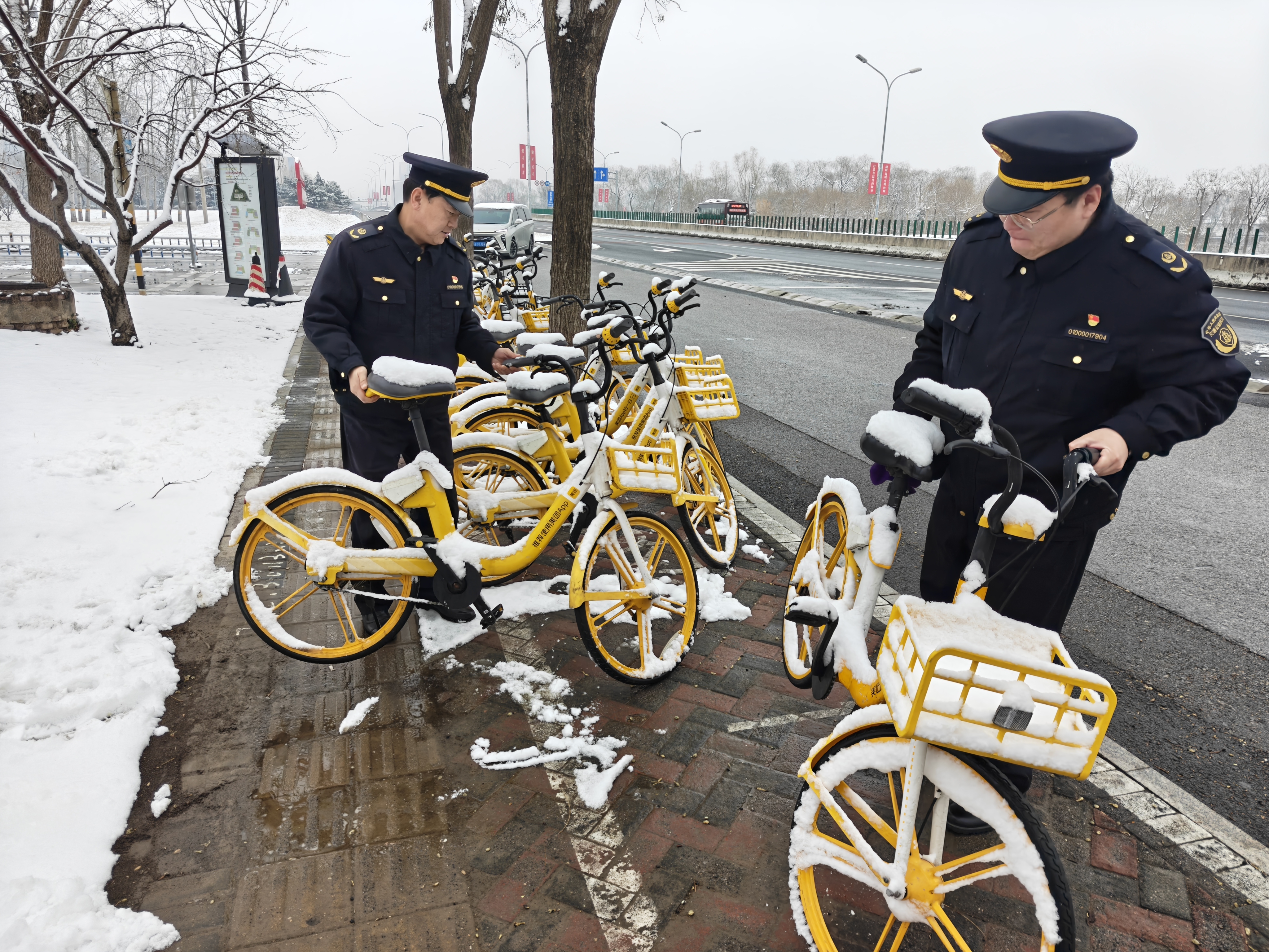 市交通运输执法总队执法队员规范共享单车停放秩序.jpg
