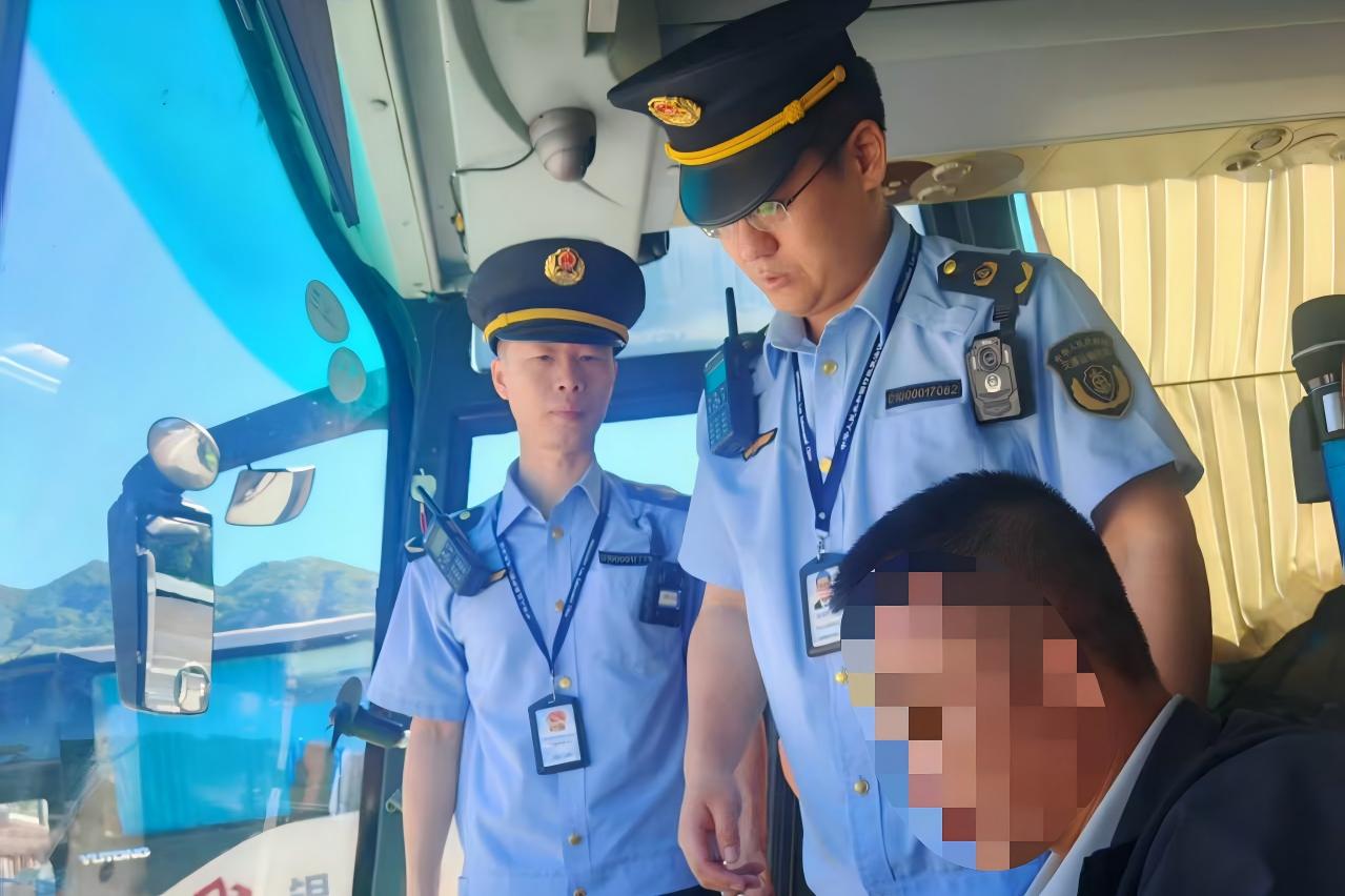 市交通运输执法总队执法队员检查旅游客运车辆.jpg